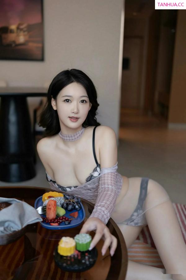 唐安琪  [XiuRen]高清写真图 2025.09.22 No.10795 唐安琪 紫色短裙第32张图片